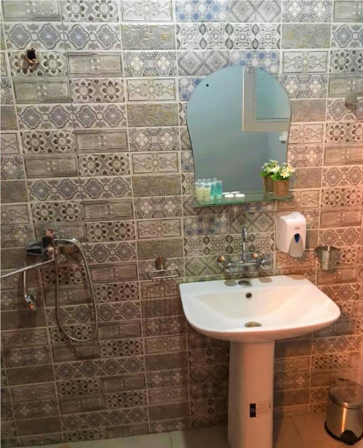 Ambrosador Guest House Ambrolauri Ngoại thất bức ảnh