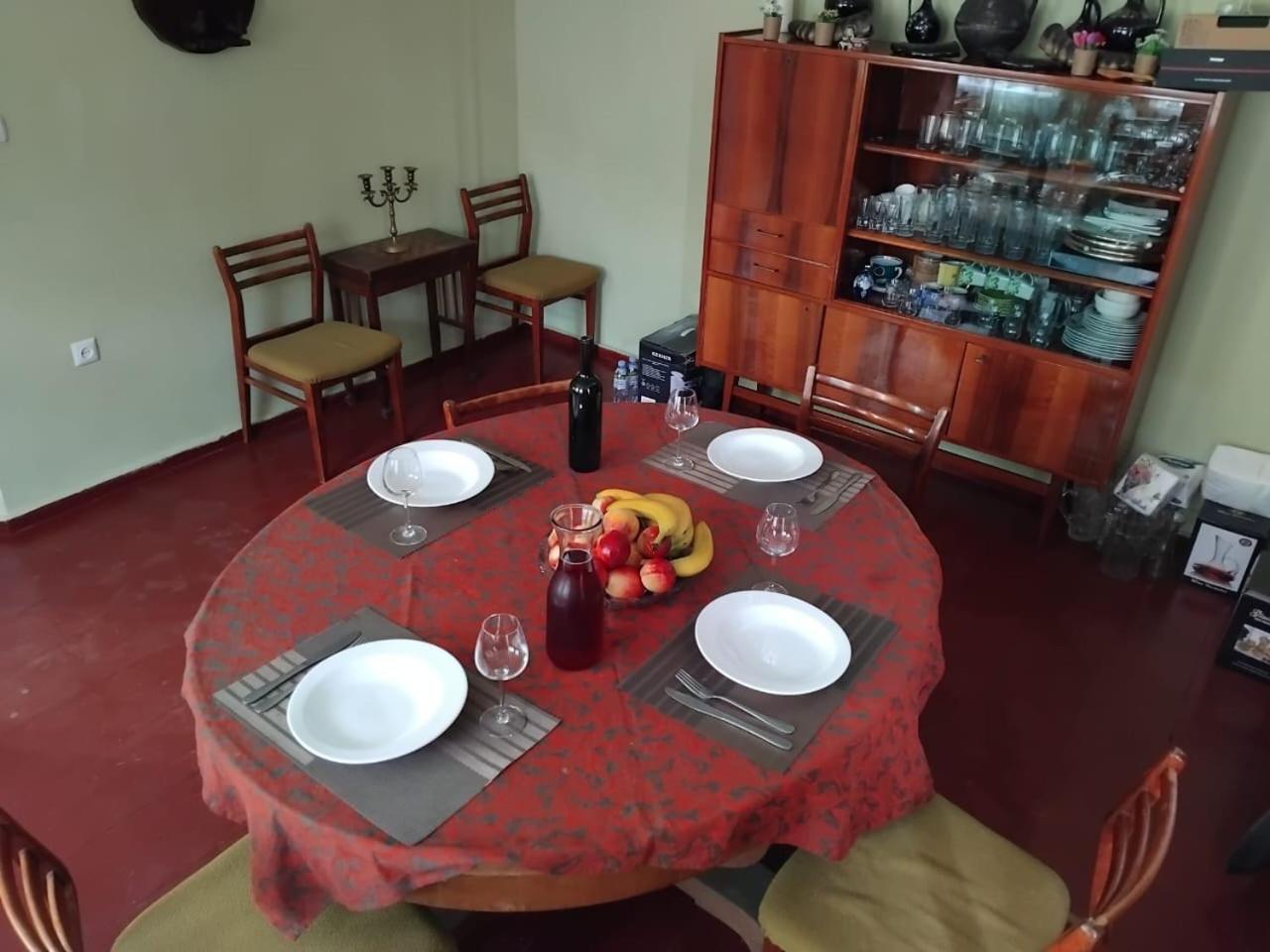 Ambrosador Guest House Ambrolauri Ngoại thất bức ảnh