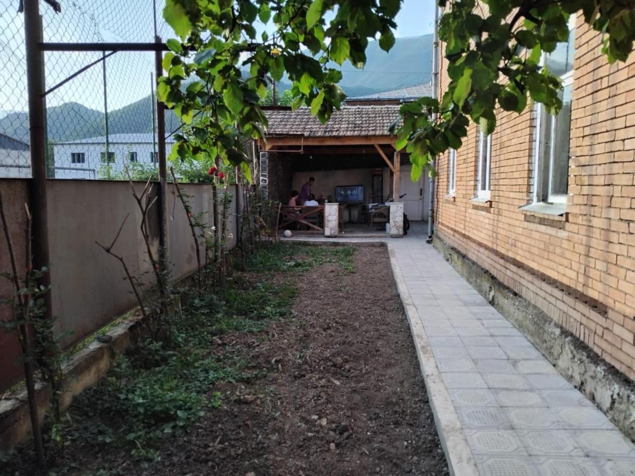 Ambrosador Guest House Ambrolauri Ngoại thất bức ảnh