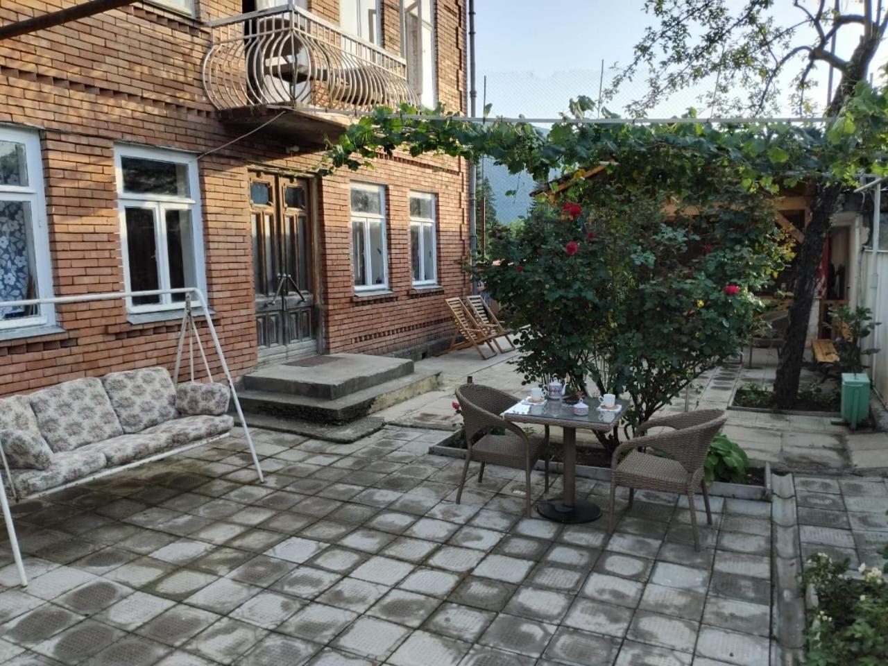 Ambrosador Guest House Ambrolauri Ngoại thất bức ảnh