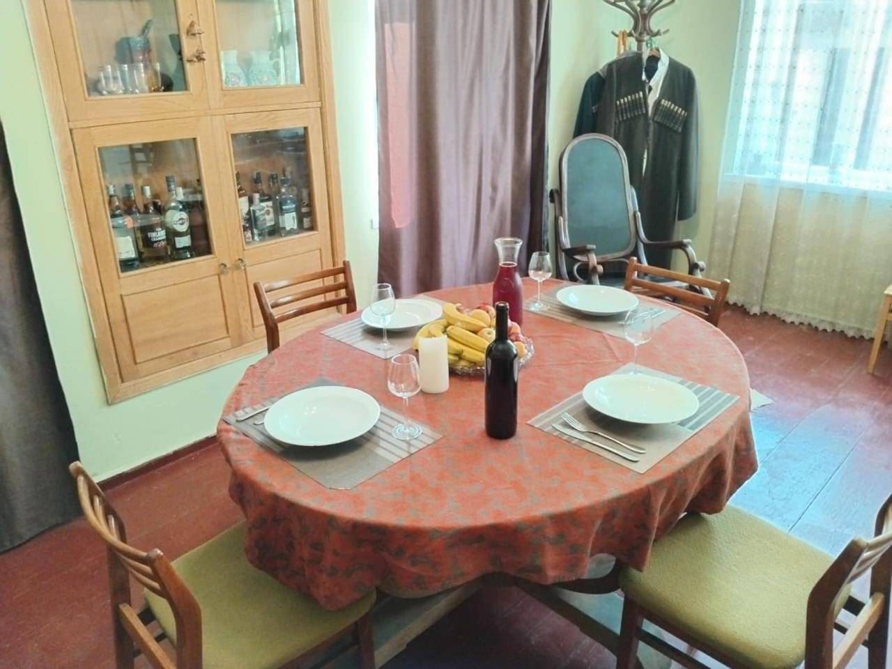 Ambrosador Guest House Ambrolauri Ngoại thất bức ảnh
