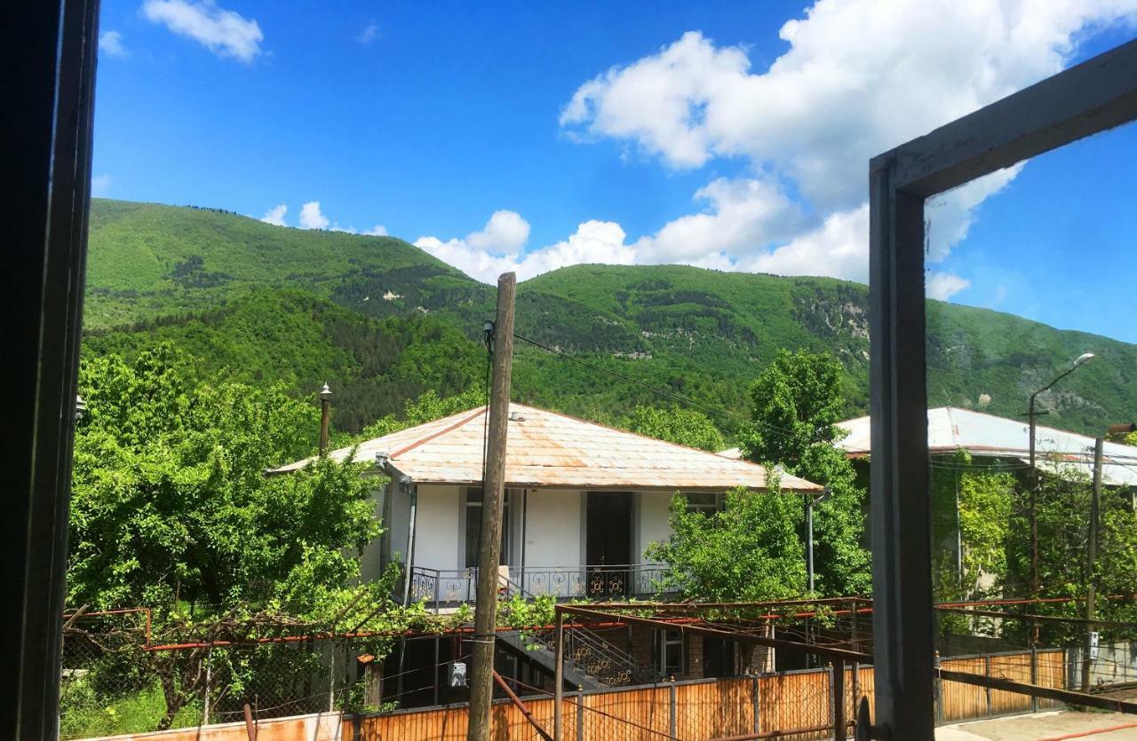 Ambrosador Guest House Ambrolauri Ngoại thất bức ảnh